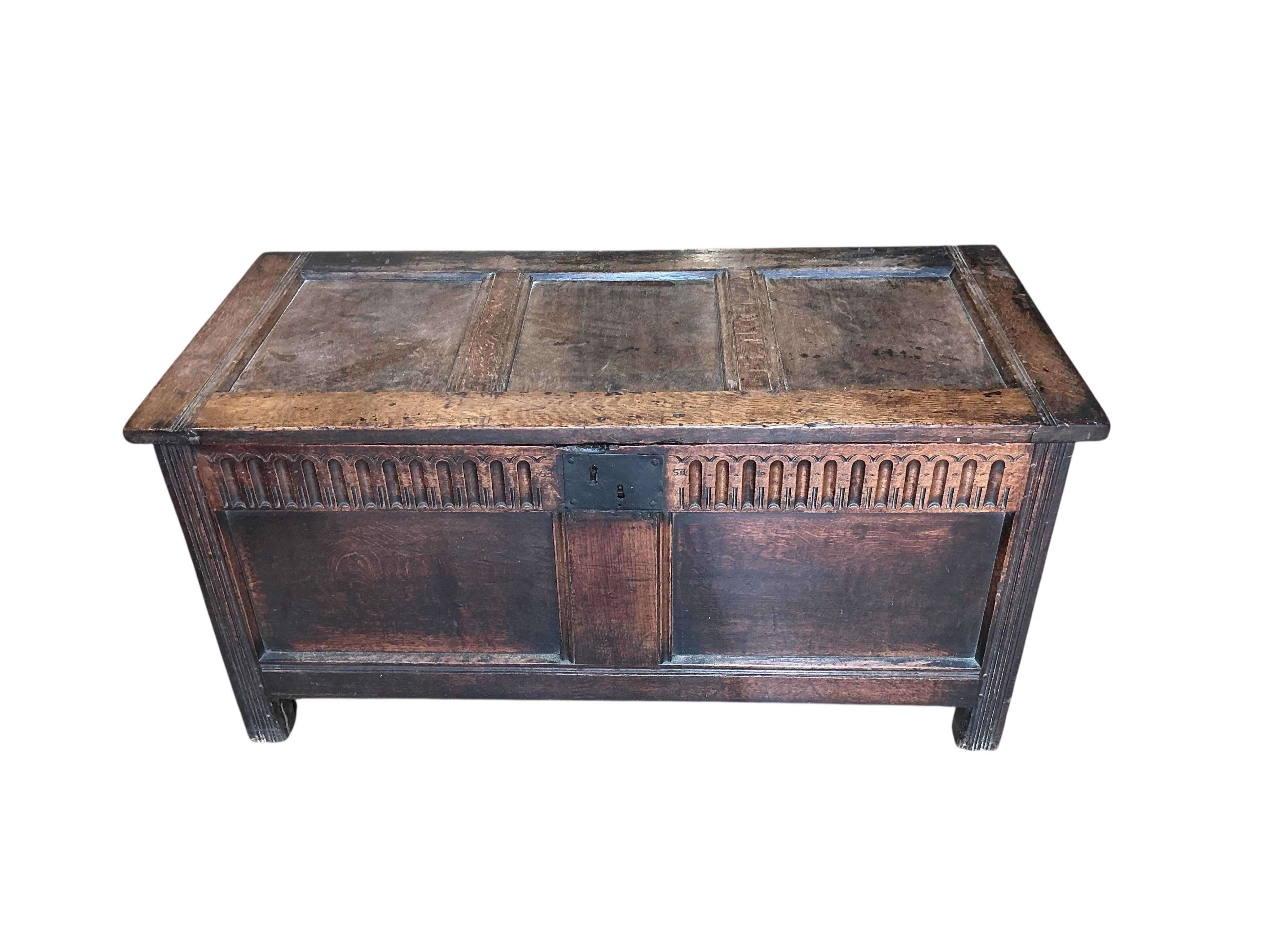 A 17th century panelled oak coffer, width 121cm, depth 57cm, height 58cm